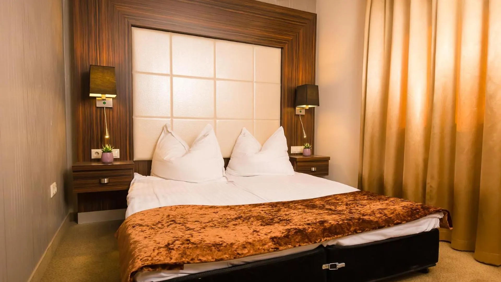 Duna Garden Hotel contacts